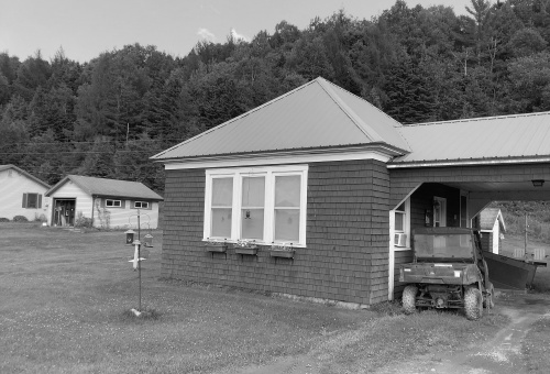 École Sainte-Thérèse (#4 Route 253) vendue et déménagée en 1959 sur Hall Stream Road Pittsburg NH