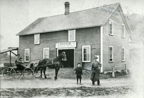 Boutique de forge Joseph Dumoulin East Hereford vers 1900 (Intersection rue Dean-Lefebvre et rue de l’Église)