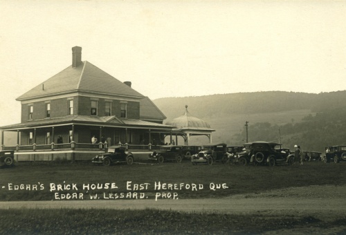 La fameuse ‘Brick House’ construite par Thomas-Henry Van Dyke Hall Stream (180, Route 253) 1901