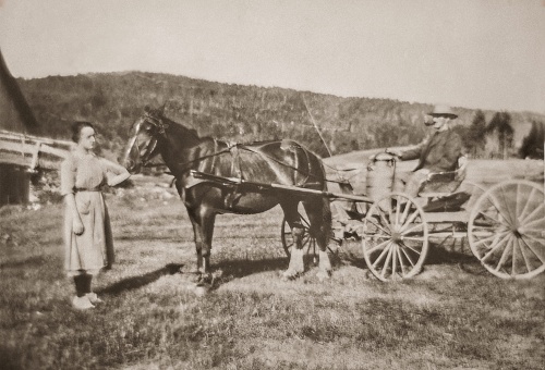 Transport de la crème à la beurrerie Napoléon Paquette et sa fille Marie-Anne 1921