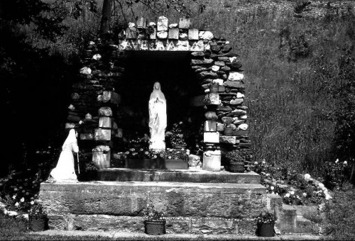 Grotte de la Vierge Marie construite par Albert Théroux et les paroissiens en 1954