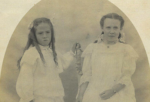 Les cousines Doris Rowell et Esther V. Hart, petites-filles de Thomas Weston vers 1910