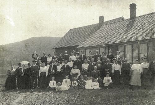 Rassemblement familial chez Eusèbe Pariseau et Hélène Favreau vers 1905  (près du chemin des Côtes)