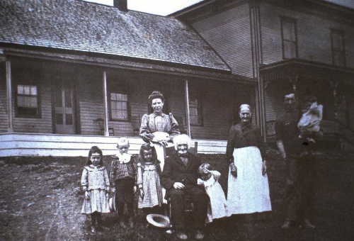 Famille Joseph Paquette et Adélina Hugron. Grands-parents Azarie Paquette et Marguerite Alary 1910 (74, rue de l'Église)