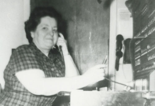 Antoinette Beloin Marquis, responsable de la centrale téléphonique en 1952   