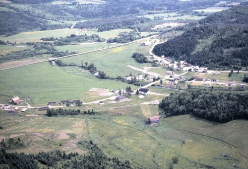 Vue aérienne du village en 1983