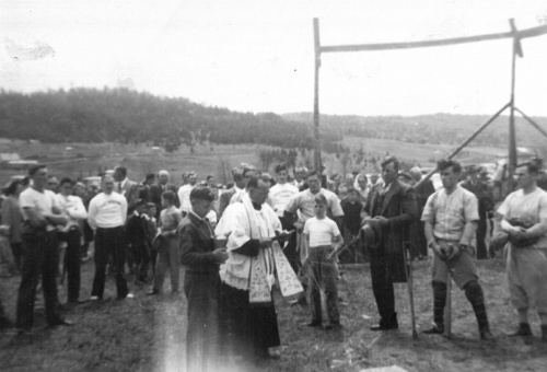 Bénédiction du terrain des Loisirs par l’abbé Léon Loiselle, curé de 1948 à 1955