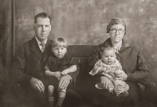 Famille John Cunnington et Gertrude Howe avec Arnold et Rona Hereford Hill (111, chemin Andrews) 1927