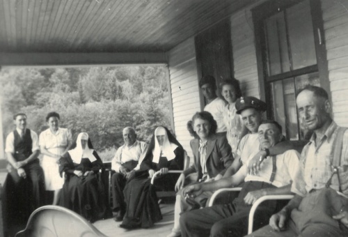 Les Pivin, les Dupuis et les Lauzon en grande conversation chez Moïse Dupuis vers 1945 (580, chemin de Coaticook)